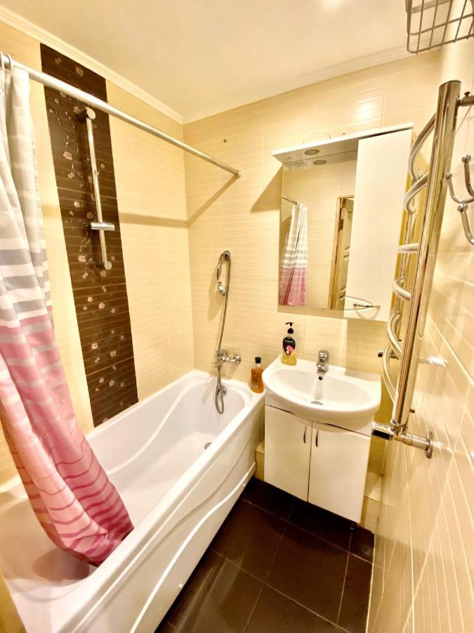 на воскресенці, поруч метро лівобережна, інститут серця, мвц Apartment Kyiv
